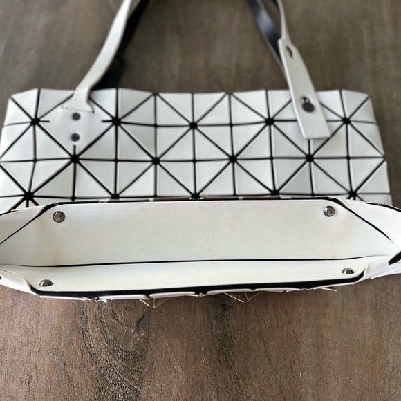 Rock Matte Finish Tote - White Matte
BAO BAO ISSEY MIYAKE - Picture 3 of 12
